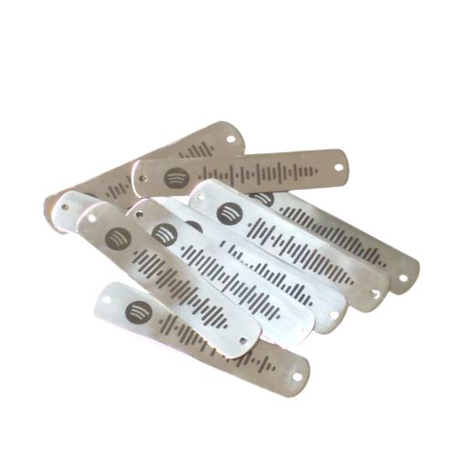 Corte y Grabado de etiquetas metálicas